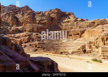 Vue sur le théâtre, dans l'ancienne ville nabatéenne de Petra, dans le sud de la Jordanie Banque D'Images