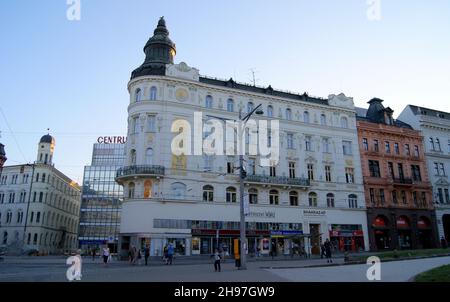 Bâtiment résidentiel et commercial du début du 20th siècle très orné sur la place Malinovskeho, Brno, Tchéquie Banque D'Images