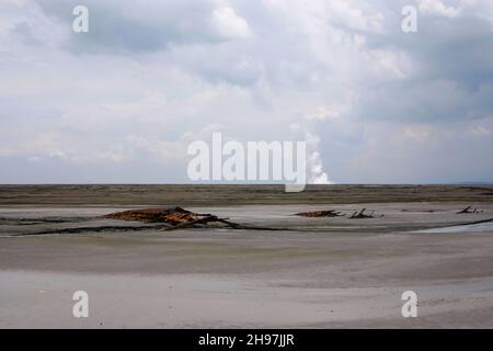 Lac de boue sèche formé d'une éruption de volcan de boue à Sidoarjo, Indonésie.Nuages dans le ciel bleu.Catastrophe naturelle dans l'industrie du pétrole et du gaz.Personne. Banque D'Images