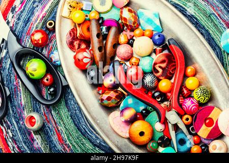 Un ensemble de perles brillantes de différents types pour les travaux d'aiguille.Perles sur un arrière-plan variable. Banque D'Images