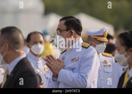 Bangkok, Thaïlande.05e décembre 2021.Le Premier ministre thaïlandais de Prayut Chan-o-cha paie le respect lors de la cérémonie en souvenir de l'anniversaire du Roi thaïlandais Bhumibol Adulyadej au champ royal (Sanam Luang) à Bangkok.le 5 décembre marque l'anniversaire du défunt Roi Bhumibol Adulyadej et aussi la Journée nationale des pères.Le roi Bhumibol mourut à l'âge de 88 ans le 13 octobre 2016, après 70 ans sur le trône.Crédit : SOPA Images Limited/Alamy Live News Banque D'Images