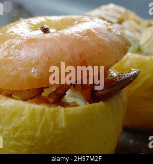 Des Pommes au four farcies au fromage cottage, graines de citrouille et aux amandes Banque D'Images