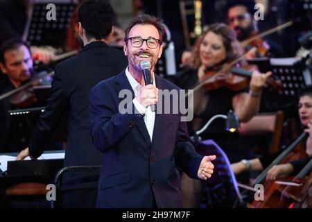 Buenos Aires, Argentine.04e décembre 2021.Kevin Johansen joue pour le public pendant le concert.L'Université de Buenos Aires célèbre son Bicentenaire avec un méga concert gratuit et de grandes figures, à Buenos Aires.(Photo de Manuel Cortina/SOPA Images/Sipa USA) crédit: SIPA USA/Alay Live News Banque D'Images