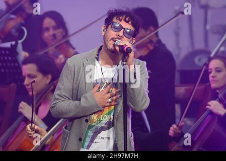 Buenos Aires, Argentine.04e décembre 2021.Lisandro Aristimu'o joue pour le public pendant le concert.L'Université de Buenos Aires célèbre son Bicentenaire avec un méga concert gratuit et de grandes figures, à Buenos Aires.(Photo de Manuel Cortina/SOPA Images/Sipa USA) crédit: SIPA USA/Alay Live News Banque D'Images