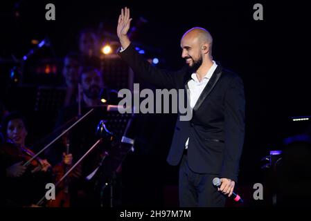 Buenos Aires, Argentine.04e décembre 2021.Abel Pintos salue le public de la scène pendant le concert.l'Université de Buenos Aires célèbre son Bicentenaire avec un méga-concert gratuit et de grandes figures, à Buenos Aires.(Photo de Manuel Cortina/SOPA Images/Sipa USA) crédit: SIPA USA/Alay Live News Banque D'Images