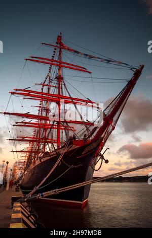 KLAIPEDA, LITUANIE - 31 juillet 2017 : un cliché vertical du navire à voile 'Sedov' au terminal de croisière du port de Klaipeda, Lituanie Banque D'Images