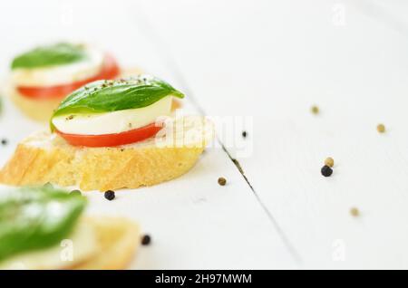 Sandwichs de Caprese tomate et basilic mozzarella Banque D'Images