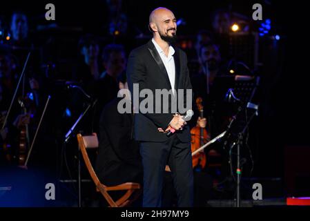 Buenos Aires, Argentine.04e décembre 2021.Abel Pintos vu sourire pendant le concert.l'Université de Buenos Aires célèbre son Bicentenaire avec un méga concert gratuit et de grandes figures, à Buenos Aires.Crédit : SOPA Images Limited/Alamy Live News Banque D'Images