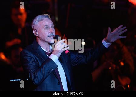 Buenos Aires, Argentine.04e décembre 2021.Pedro Aznar se produit sur scène pendant le concert.L'Université de Buenos Aires célèbre son Bicentenaire avec un méga concert gratuit et de grandes figures, à Buenos Aires.Crédit : SOPA Images Limited/Alamy Live News Banque D'Images