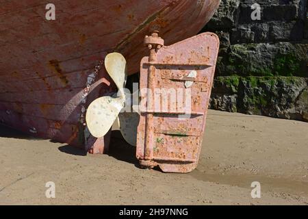 Gouvernail et hélice d'un bateau laissé haut et sec sur le sable par la marée descendante à Barry, au sud du pays de Galles, au Royaume-Uni Banque D'Images