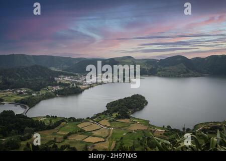 Vue sur le village de Sete Cidades dans l'île de Sao Miguel dans les Açores, Portugal., situé dans le centre d'un énorme cratère volcanique à cinq miles Banque D'Images