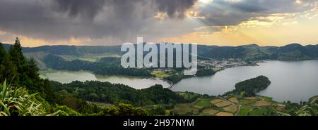 Vue sur le village de Sete Cidades dans l'île de Sao Miguel dans les Açores, Portugal., situé dans le centre d'un énorme cratère volcanique à cinq miles Banque D'Images