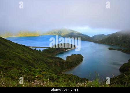 Lagoa do Fogo est un lac de cratère dans le massif de l'Agua de Pau stratovolcan dans le centre de l'île de Sao Miguel dans l'archipel portugais de Banque D'Images