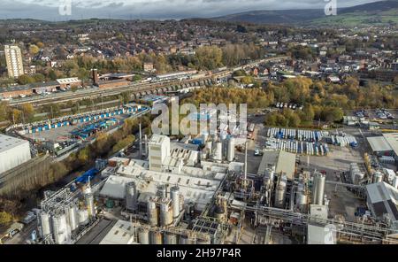 Vue générale des fabricants de produits chimiques Stepan et de la gare de Stalybridge à Stalybridge, Grand Manchester, Date de la photo : vendredi 19 novembre 2021.Le crédit photo devrait se lire: Anthony Devlin Banque D'Images