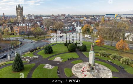 Vue générale du mémorial de guerre d'Ashton-Under-Lyne, dans le Grand Manchester.Date de la photo : vendredi 19 novembre 2021.Le crédit photo devrait se lire: Anthony Devlin Banque D'Images