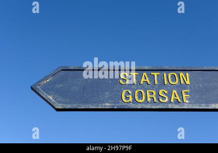 Panneau indiquant la direction de la gare en anglais et en gallois à Barry, pays de Galles. Banque D'Images