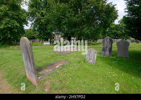 Pierres tombales dans le cimetière de l'église paroissiale de Crediton, Crediton, Devon, Royaume-Uni Banque D'Images