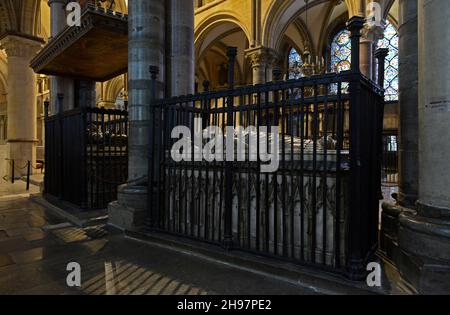 Le tombeau de William Courtenay, archevêque de Canterbury 1381 - 1396 se trouve à côté de celui du Prince Noir dans la cathédrale de Canterbury, Kent, Royaume-Uni Banque D'Images