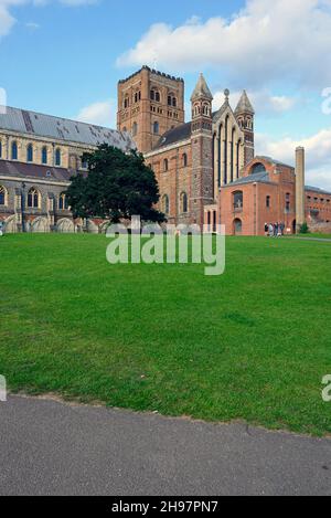 Vue sur la cathédrale Saint-Albans depuis la pelouse de la cathédrale par un beau jour d'août.St Albans, Royaume-Uni. Banque D'Images