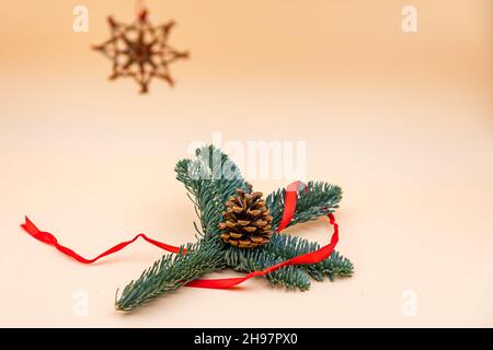 Carte de Noël avec décorations de Noël, un brin de cannelle et un espace pour votre propre texte sur fond beige Banque D'Images