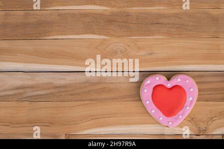 Biscuits de coeur sur un fond en bois.Douceur sur un bâton Banque D'Images