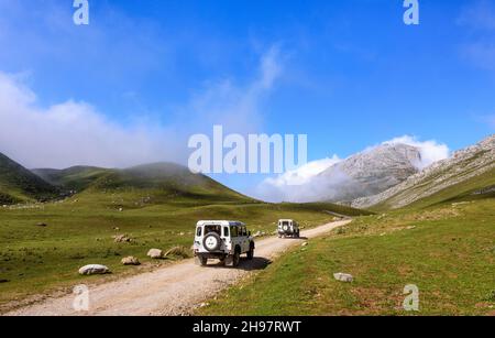 SOTRES, ESPAGNE - 4 AOÛT 2021 : deux véhicules tout-terrain Land Rover Defender blancs dans les montagnes Banque D'Images