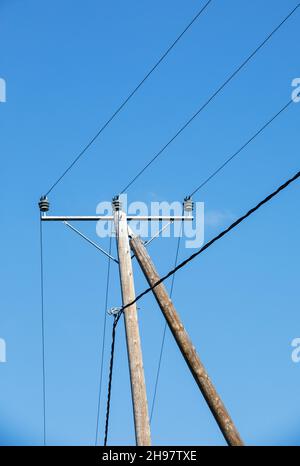 Poteaux et lignes électriques en bois Banque D'Images