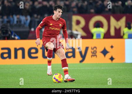 Roger Ibanez (EN TANT que Roma) lors de la Ligue italienne de championnat de football Un match de 2021/2022 entre AS Roma contre Inter FC au stade Olimpic à Rome le 04 décembre 2021. Banque D'Images