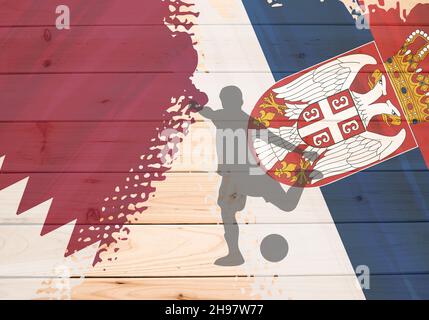 Drapeaux de Serbie et du Qatar, joueur de football avec balle en action, grunge, sur fond de bois, illustration Banque D'Images