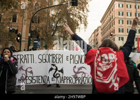 4 décembre 2021, rome, Italie : dans toute l'Italie, syndicats de base,Les étudiants, les travailleurs, les migrants et les citoyens manifestent contre la manœuvre économique de Draghi.Le gouvernement utilise les fonds européens pour les entreprises et les grandes fortunes.Rien n'a été fait pour les soins de santé et le logement public ou pour améliorer les conditions des travailleurs.(Image de crédit : © Elisa Bianchini/Pacific Press via ZUMA Press Wire) Banque D'Images