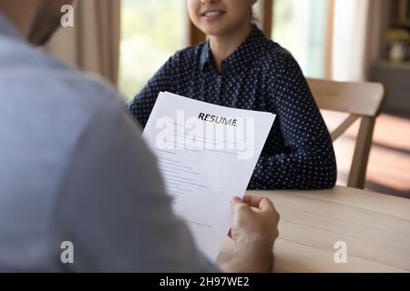 L'employeur lit le résumé du document sur l'entrevue d'emploi, à l'écoute du candidat Banque D'Images
