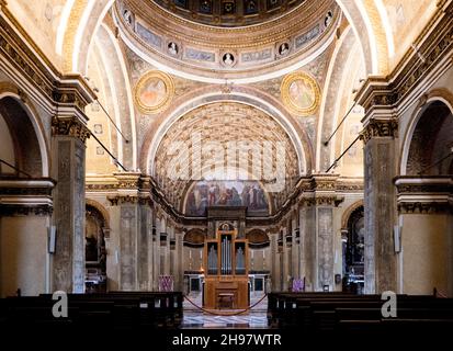 L'église de Sainte Marie près de Saint Satyrus construite au 15th siècle avec sa fausse abside, exemple précoce de trompe-l'œil, Milan, Lombardie, Italie Banque D'Images