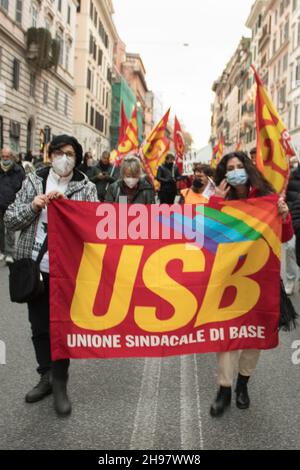 4 décembre 2021, rome, Italie : dans toute l'Italie, syndicats de base,Les étudiants, les travailleurs, les migrants et les citoyens manifestent contre la manœuvre économique de Draghi.Le gouvernement utilise les fonds européens pour les entreprises et les grandes fortunes.Rien n'a été fait pour les soins de santé et le logement public ou pour améliorer les conditions des travailleurs.(Image de crédit : © Elisa Bianchini/Pacific Press via ZUMA Press Wire) Banque D'Images