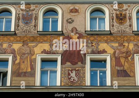 La façade néo-renaissance de U Sedlerů décorée d'une frise Art nouveau représentant l'établissement des terres de la Couronne en 1348 par Charles IV, Banque D'Images