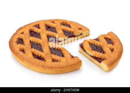 Confiture de cerises à tarte ronde, crostata de tarte italienne tranché avec une tranche isolée sur blanc, chemin de coupure Banque D'Images