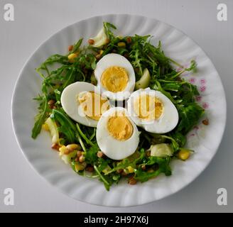Œufs durs tranchés sur la roquette et la salade de poivre.Repas végétarien. Banque D'Images