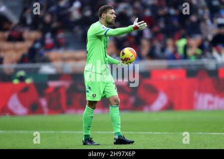 Milan, Italie.04e décembre 2021.Vid Belec des US Salernitana gestes pendant la série Un match entre AC Milan et nous Salernitana au Stadio Giuseppe Meazza le 4 décembre 2021 à Milan, Italie.Credit: Marco Canoniero / Alamy Live News Banque D'Images