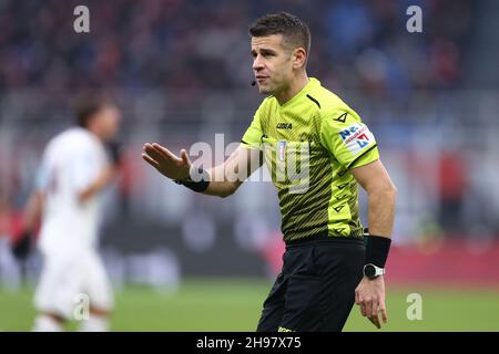 Milan, Italie.04e décembre 2021.Arbitre officiel Antonio Guia gestes pendant la série Un match entre AC Milan et nous Salernitana au Stadio Giuseppe Meazza le 4 décembre 2021 à Milan, Italie.Credit: Marco Canoniero / Alamy Live News Banque D'Images