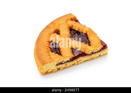 Tranche de confiture de cerise de tarte, crostata de tarte italienne en tranches isolées sur blanc Banque D'Images