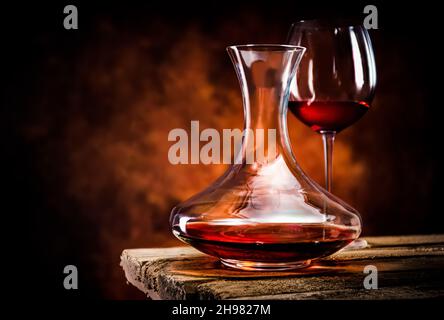 Vin dans une carafe et verre sur une table en bois Banque D'Images