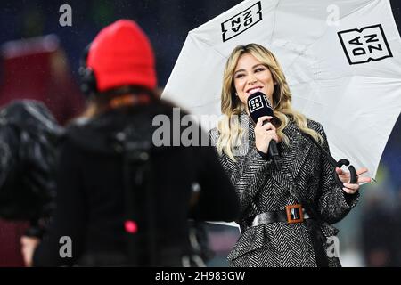 Le journaliste italien de la télévision DAZN Diletta Leotta pendant le championnat italien Serie Un match de football entre AS Roma et FC Internazionale le 4 décembre 2021 au Stadio Olimpico à Rome, Italie - photo Federico Proietti / DPPI Banque D'Images