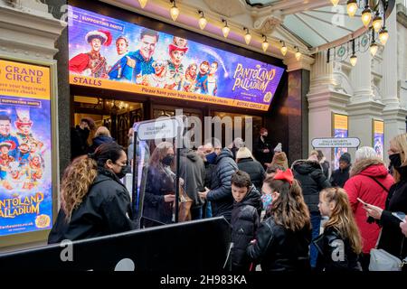 4 décembre 2021 : Pantoland au London Palladium ouvre ses portes pour des spectacles de Noël traditionnels après l'annulation de la production de l'an dernier en raison de la pandémie du coronavirus.Le spectacle familial qui a les étoiles Donny Osmond et Julian Clary dure jusqu'au 9 janvier.Londres, Royaume-Uni. Banque D'Images