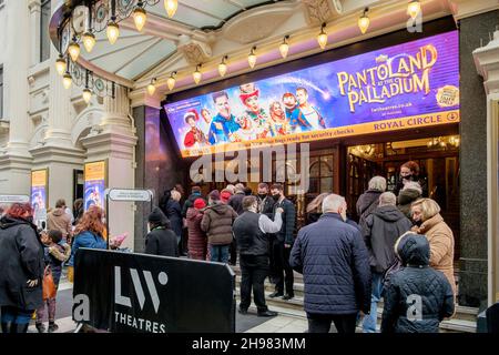 4 décembre 2021 : Pantoland au London Palladium ouvre ses portes pour des spectacles de Noël traditionnels après l'annulation de la production de l'an dernier en raison de la pandémie du coronavirus.Le spectacle familial qui a les étoiles Donny Osmond et Julian Clary dure jusqu'au 9 janvier.Londres, Royaume-Uni. Banque D'Images