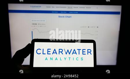 Personne tenant un téléphone portable avec le logo de la société américaine de Fintech Clearwater Analytics Holdings Inc. À l'écran devant la page Web.Mise au point sur l'affichage du téléphone. Banque D'Images