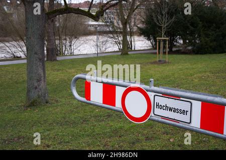 Panneau en face d'une rivière disant: Inondation ( germann: Hochwasser). Parc public à nuertingen.La rivière Neckar est en arrière-plan. Banque D'Images