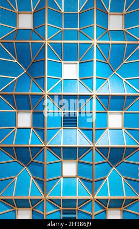 Temple de Thanksgiving de notre-Dame de Lourdes, Blackpool, Lancashire, Angleterre, 2018.Vue intérieure de la chapelle du mémorial de guerre, vue sur le plafond de la nef, montrant ses panneaux bleu vif avec des bordures dorées. Banque D'Images