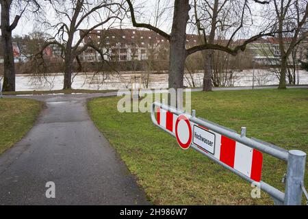 Signe sur un pré vert disant: Inondation ( germann: Hochwasser).La rivière Neckar est en arrière-plan. Banque D'Images