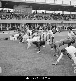 Stade Copthall, Hendon, Barnett, Londres, 25/06/1966.Hommes et femmes en position sur la ligne de départ d'une course de brouettes lors de la Journée annuelle des sports de Laing qui s'est tenue au stade Copthall.En 1966, la Journée annuelle des sports des employés de Laing a eu lieu le 25 juin au stade Copthall à Hendon.C'était la première fois que l'événement s'y tenait, ayant eu lieu auparavant le terrain de sport de Laing à Elstree.Parmi les différents événements, on compte l'athlétisme et une compétition de football, et les concurrents ont voyagé depuis les bureaux et sites régionaux de la société, notamment en Écosse et en Carlisle.Il y avait aussi une foire, m Banque D'Images