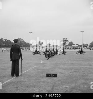 Stade Copthall, Hendon, Barnett, Londres, 25/06/1966.Une exposition de l'équipe de précision des motocyclistes de la police métropolitaine lors de la Journée annuelle des sports de Laing qui a lieu au stade Copthall.En 1966, la Journée annuelle des sports des employés de Laing a eu lieu le 25 juin au stade Copthall à Hendon.C'était la première fois que l'événement s'y tenait, ayant eu lieu auparavant le terrain de sport de Laing à Elstree.Parmi les différents événements, on compte l'athlétisme et une compétition de football, et les concurrents ont voyagé depuis les bureaux et sites régionaux de la société, notamment en Écosse et en Carlisle.Il y avait aussi une foire, mar Banque D'Images