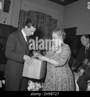 Edgware, Barnett, Londres, 06/03/1959.Deux personnes à une fête qui participe à une tombola.Ce parti a été mis à pied pour le directeur à la retraite W M Johnson avec des employés du dépôt P&amp;T de Laing présents. Banque D'Images